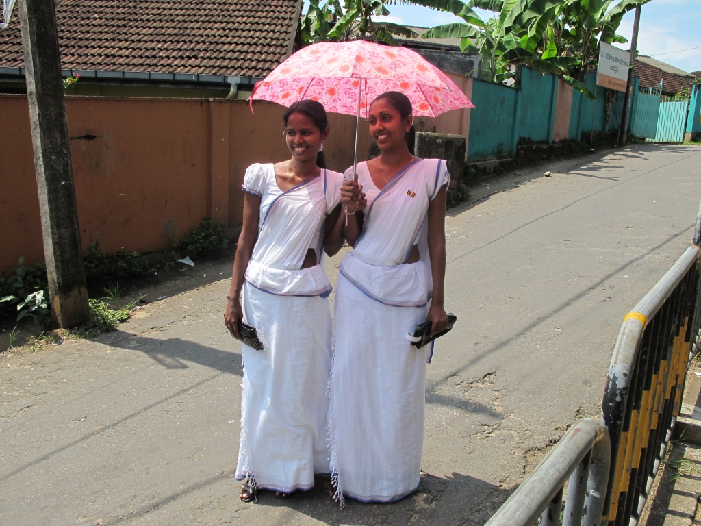 Проститутка из Шри-Ланки отсасывает европейцу 