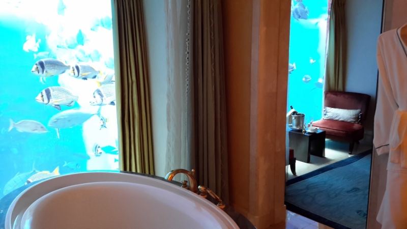 Atlantis The Palm Hotel Dubai. Номер Neptune Underwater Suite.  Один день под водой !