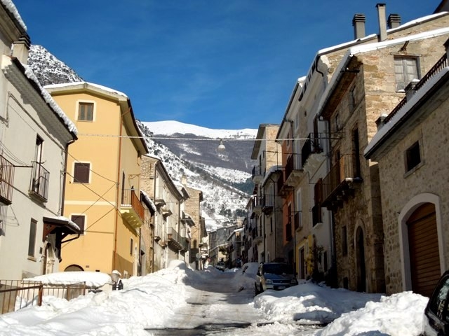 2014, дек. В деревню, в глушь, в Абруццо! Горы, borghi, бродилки, снежный плен в Сульмоне. Без а/м.