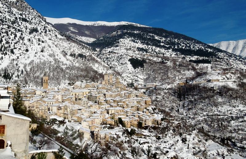 2014, дек. В деревню, в глушь, в Абруццо! Горы, borghi, бродилки, снежный плен в Сульмоне. Без а/м.