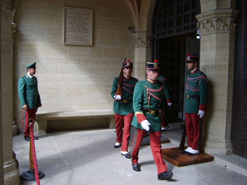 Люди в форме  (фото)