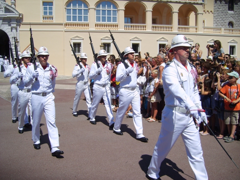 Люди в форме  (фото)