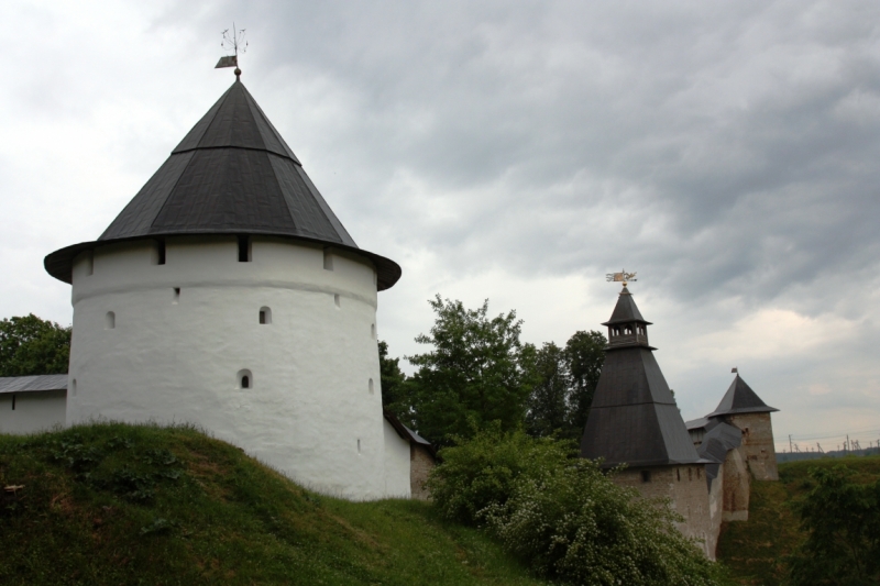 Питер-Павские маки-Псков-Изборск-Печоры-снова Павские маки-Питер