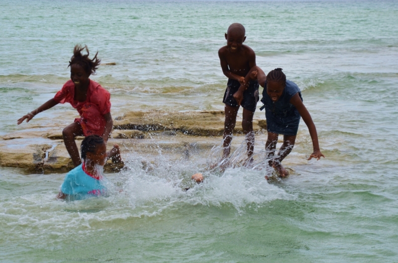 Коморские острова ангола матч. Дети на Коморских островах. Коморские острова люди. Коморские острова девушки. Коморские острова как живут люди.