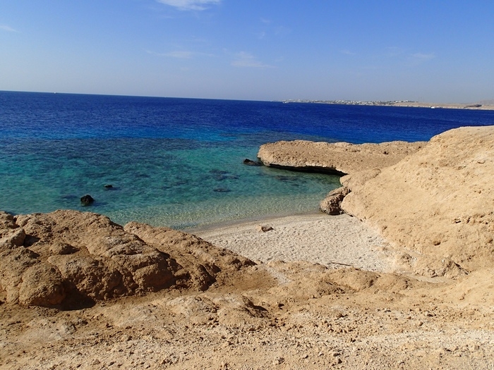 Возвращение к пакету (снорклинг в бухте Naama Bay).