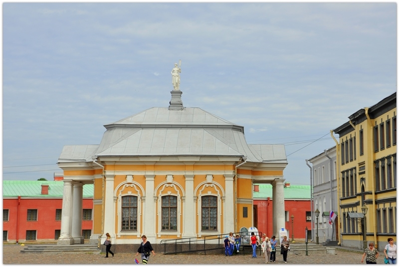 Питер: город контрастов.