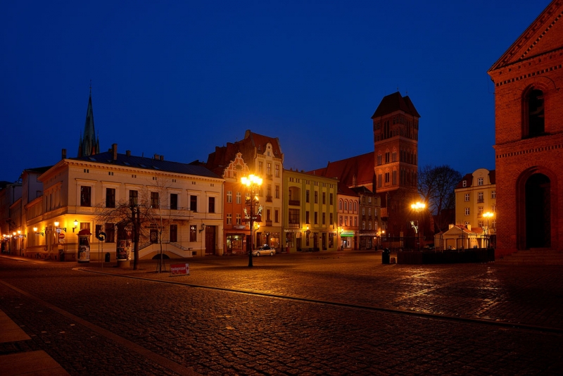 Toruń. 001 - DSC_8244-8245. Rynek Nowomiejski i Kościół św. Jakuba