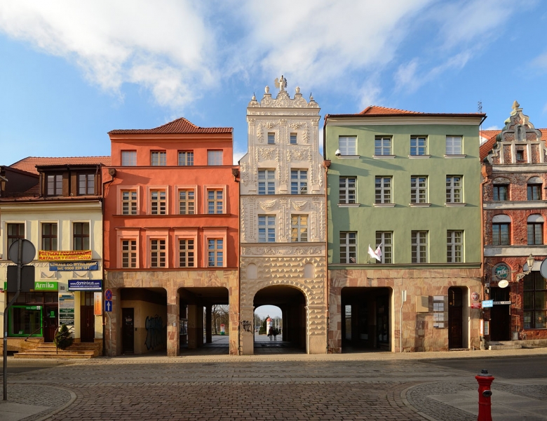 Toruń. 131 - DSC_8361. Kamienicy przy ulicy Piekary i Łuk Cezara