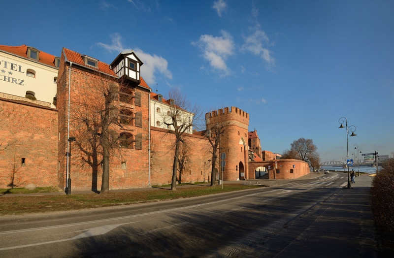 Toruń. 257 - DSC_8455-8463. Brama Żeglarska i Brama Mostowa