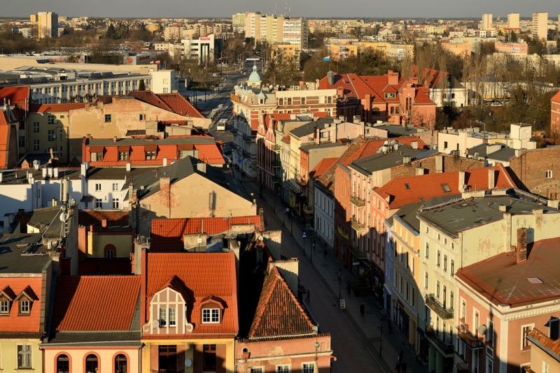 Toruń. 351 - DSC_8524. Widok na wschodnią pierzeję Rynku Staromiejskiego i ul. Chełmińską