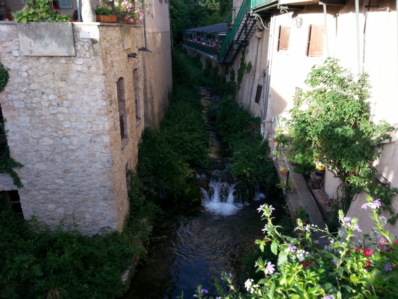 Прованс в июле 2015. Вроде банально, но с загогулиной.