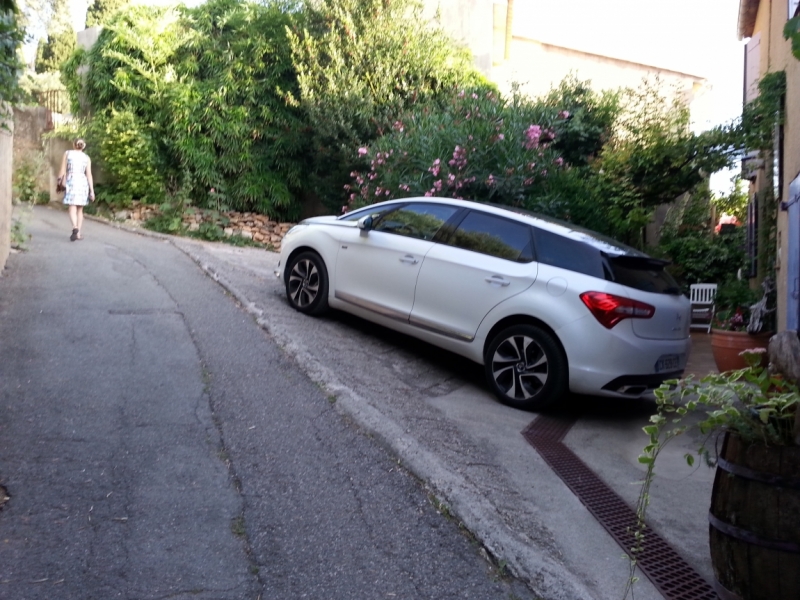 Прованс в июле 2015. Вроде банально, но с загогулиной.