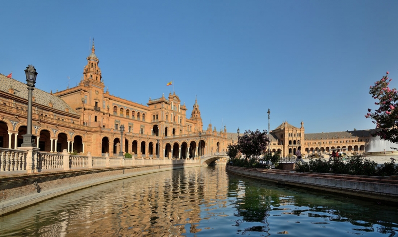 15. Sevilla. 869 - DSC_6693-6694. Plaza de España. Vista de la parte central del edificio con la ría
