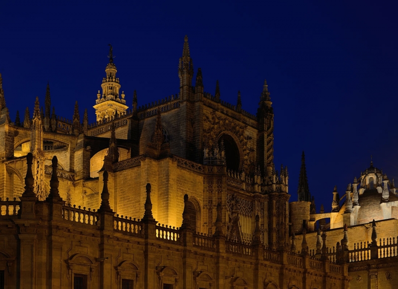 15. Sevilla. 967 - DSC_6759. Catedral de Santa María de la Sede de Sevilla. Fachada lateral sur de noche