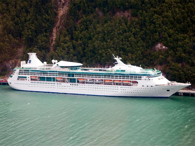 Круизный лайнер Rhapsody of the Seas компании Royal Caribbean