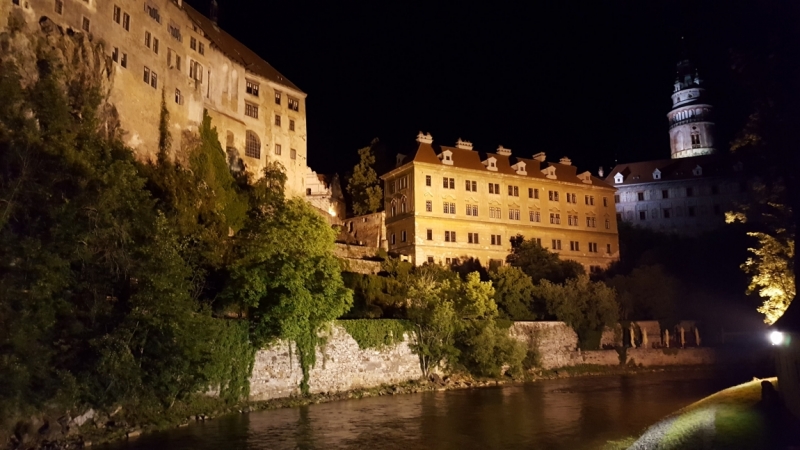 Разделить расходы на экскурсии 10.06.16 по Чески Крумлову .
