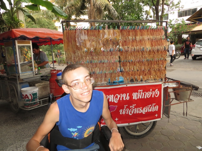 Таиланд. Паттайя. С инвалидом на коляске. Jomtien Holiday Beach. Кратко