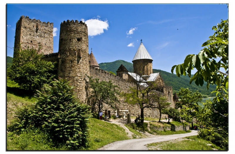 Здесь всё можно - это же Грузия! На авто по основным местам страны. Июнь 2016.