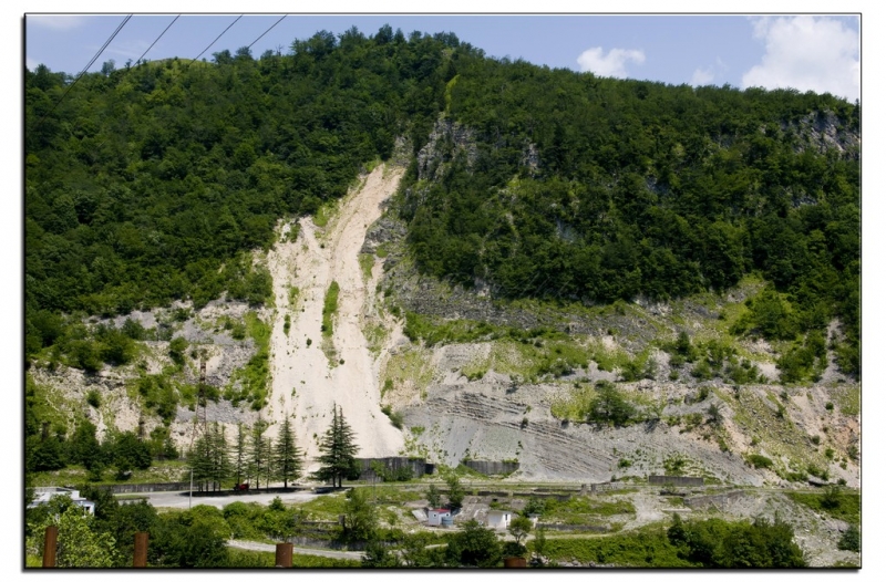 Здесь всё можно - это же Грузия! На авто по основным местам страны. Июнь 2016.