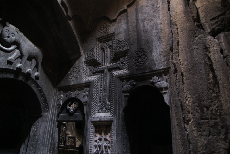 Армения на ноябрьские: монастыри, заснеженные вершины и цветение крокусов