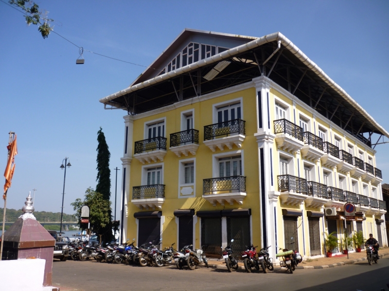 Бабуся, Динамо и излишества всякие нехорошие.