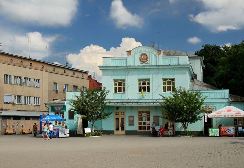 32. Ужгород. 501 - DSC_7591 + 7592. Закарпатський академiчний обласний театр ляльок «БАВКА»