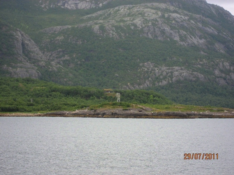 Дети (4 и 8 лет) в гостях у троллей дождливым летом 2011