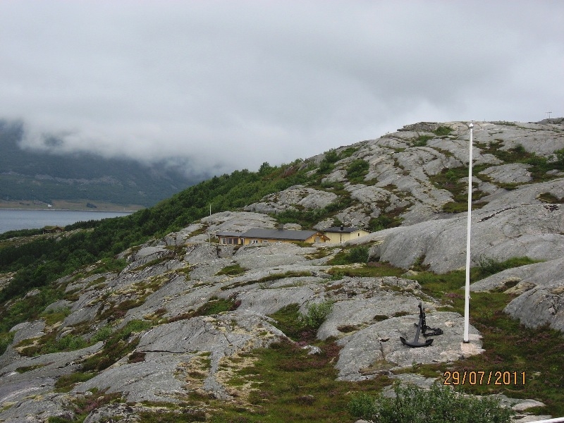 Дети (4 и 8 лет) в гостях у троллей дождливым летом 2011