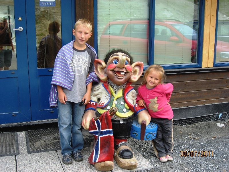 Дети (4 и 8 лет) в гостях у троллей дождливым летом 2011