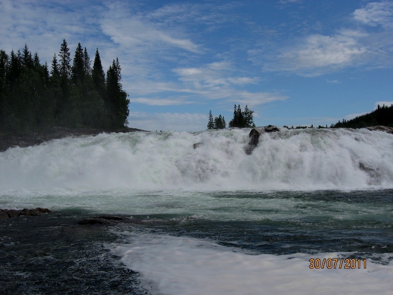 Дети (4 и 8 лет) в гостях у троллей дождливым летом 2011
