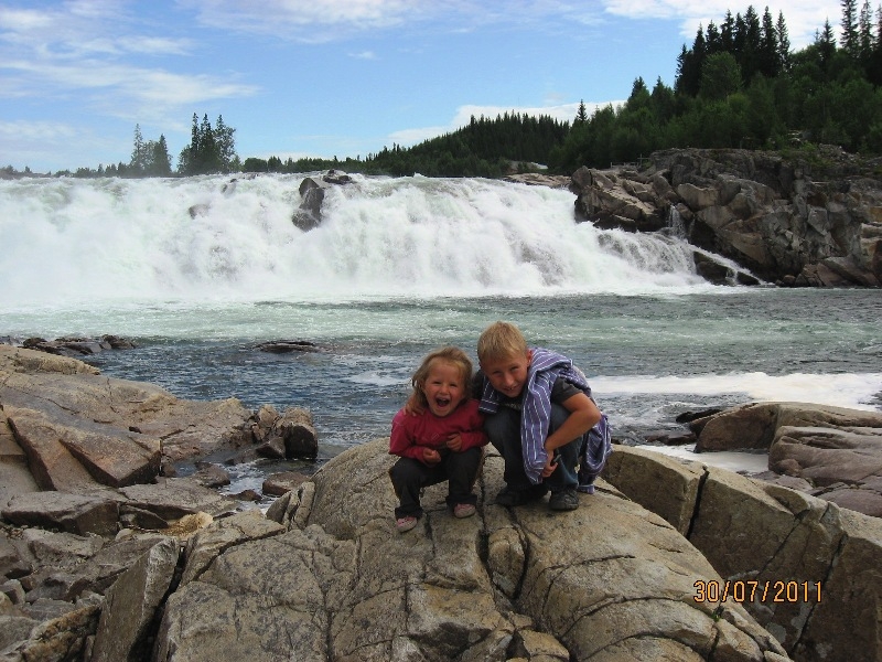 Дети (4 и 8 лет) в гостях у троллей дождливым летом 2011