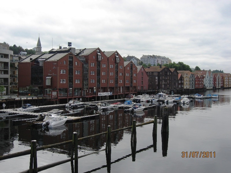 Дети (4 и 8 лет) в гостях у троллей дождливым летом 2011