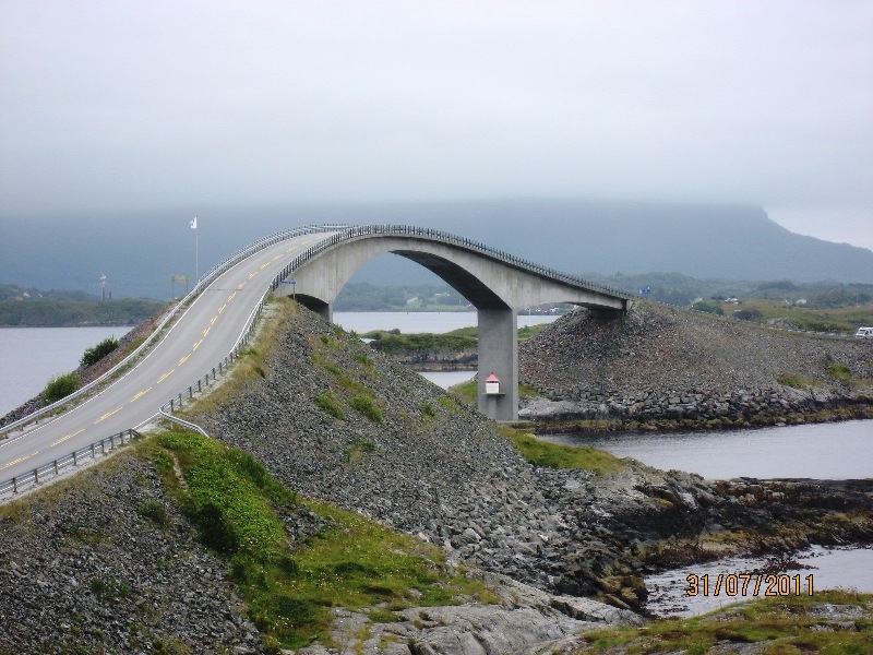 Дети (4 и 8 лет) в гостях у троллей дождливым летом 2011