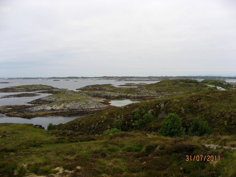 Дети (4 и 8 лет) в гостях у троллей дождливым летом 2011