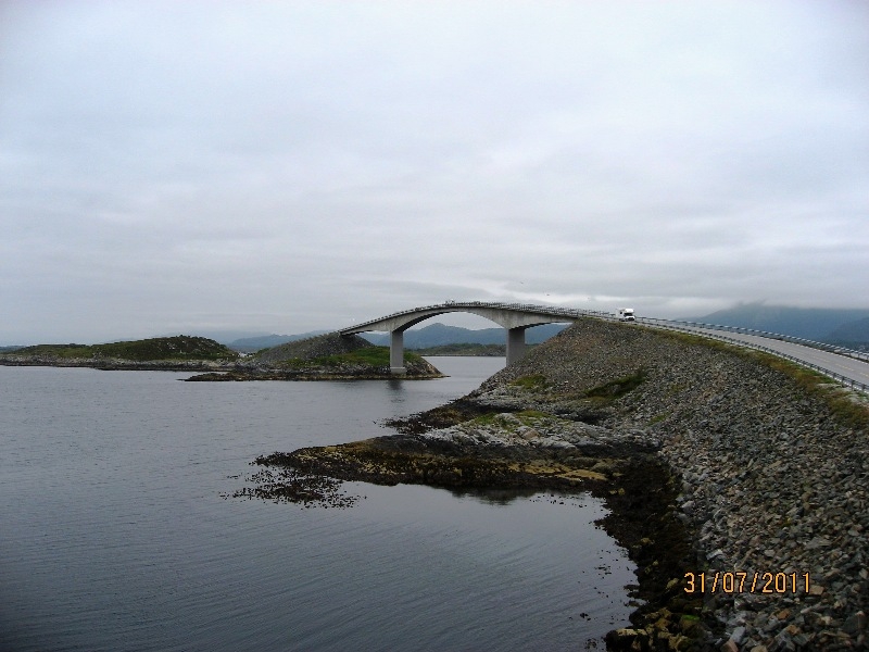 Дети (4 и 8 лет) в гостях у троллей дождливым летом 2011