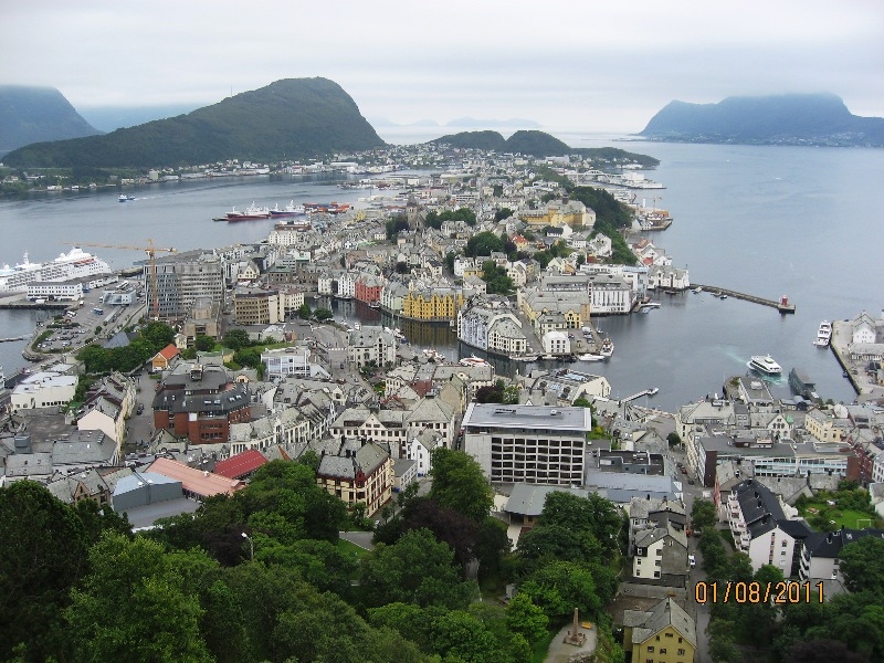 Дети (4 и 8 лет) в гостях у троллей дождливым летом 2011