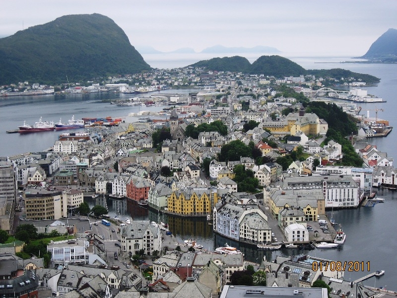 Дети (4 и 8 лет) в гостях у троллей дождливым летом 2011