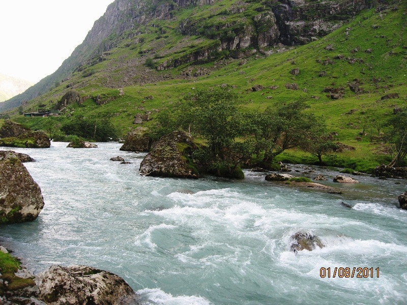 Дети (4 и 8 лет) в гостях у троллей дождливым летом 2011