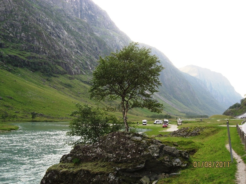 Дети (4 и 8 лет) в гостях у троллей дождливым летом 2011