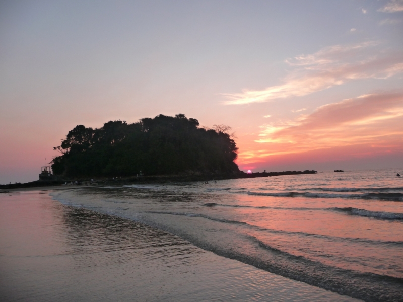   Над всею Бирмою безоблачное небо. Полезные сведения и вести с beach-front'а.