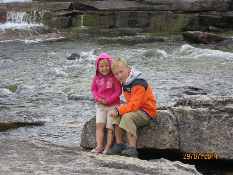 Дети (4 и 8 лет) в гостях у троллей дождливым летом 2011