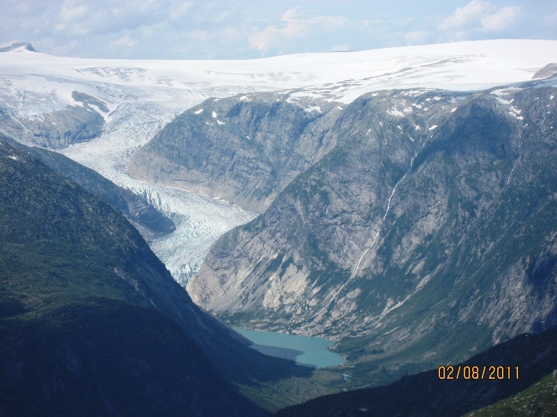 Дети (4 и 8 лет) в гостях у троллей дождливым летом 2011