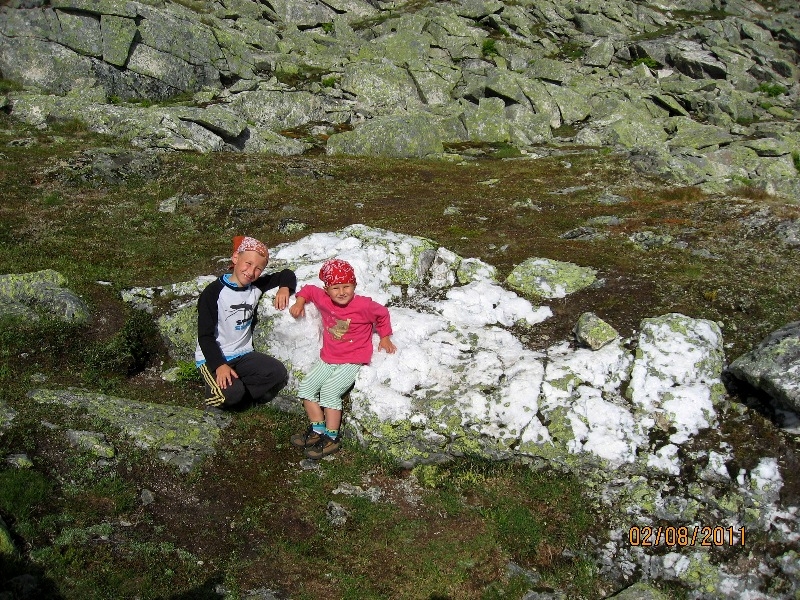 Дети (4 и 8 лет) в гостях у троллей дождливым летом 2011