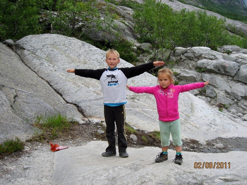 Дети (4 и 8 лет) в гостях у троллей дождливым летом 2011