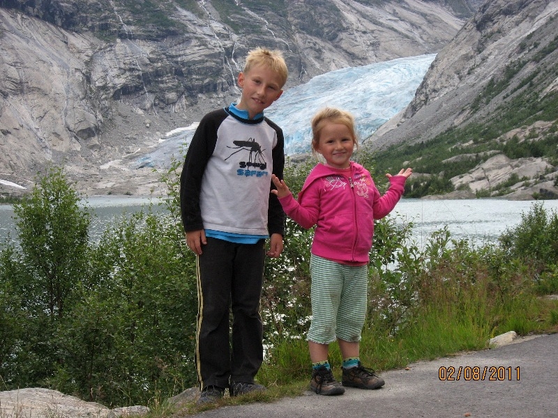 Дети (4 и 8 лет) в гостях у троллей дождливым летом 2011