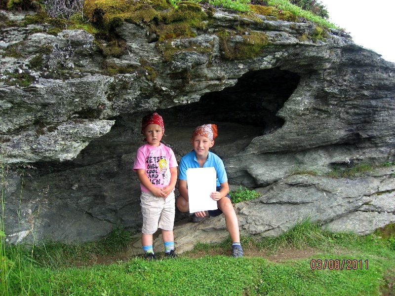 Дети (4 и 8 лет) в гостях у троллей дождливым летом 2011