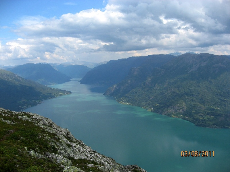 Дети (4 и 8 лет) в гостях у троллей дождливым летом 2011