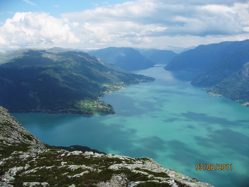 Дети (4 и 8 лет) в гостях у троллей дождливым летом 2011