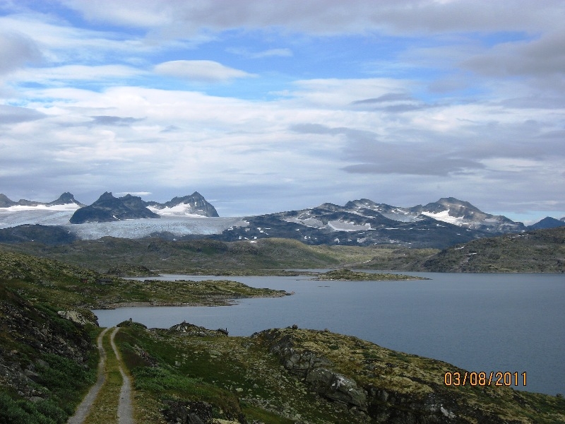 Дети (4 и 8 лет) в гостях у троллей дождливым летом 2011