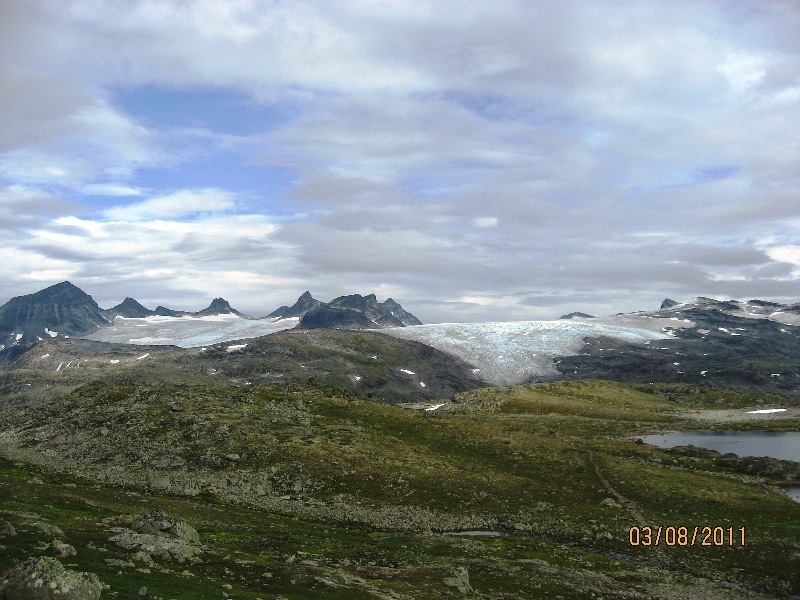 Дети (4 и 8 лет) в гостях у троллей дождливым летом 2011